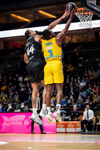 角逐激烈的 角逐激烈的